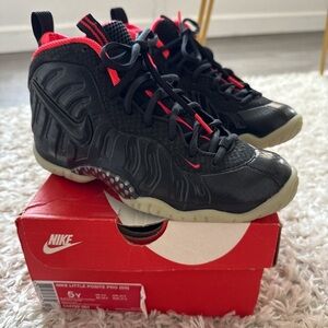 Nike Kids Black and Red Sneakers